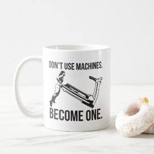 Word een machine, sterk meisje dat loopband opheft koffiemok