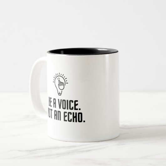 Word een stem geen echo tweekleurige koffiemok (Voorkant links)