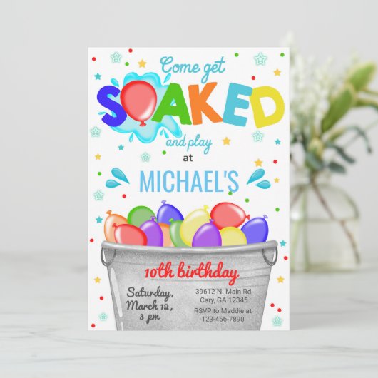 Word een waterballon, een jongen die jarig is. kaart (Staand voorkant)