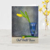 Word goed spoedig gele tulp in blauw glas kaart (Gele Bloem)