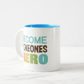 Word iemand Hero Inspirerend Tweekleurige Koffiemok (Voorkant links)