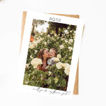 Word mijn Bloemenmeisje Fotokalligrafie V Kaart<br><div class="desc">Vraag uw vriend of familielid om deel uit te maken van uw bruidsfeestje met een gedenkwaardige en doordachte fotokaart met de uitnodiging Mijn Bloemenmeisje-fotovoorstel voor kalligrafie. Verticale oriëntatie.</div>