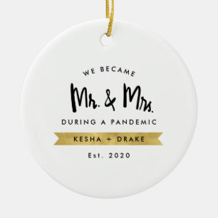 Word Mr. & Mrs. tijdens het pandemisch Ornament va