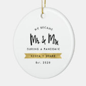 Word Mr. & Mrs. tijdens het pandemisch Ornament va (Links)