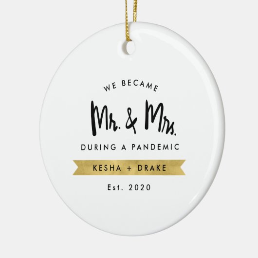 Word Mr. & Mrs. tijdens het pandemisch Ornament va (Links)