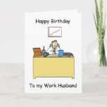 Work Husband Happy Birthday Kaart<br><div class="desc">Een cartoon man dat op zijn kantoor zit,  met een kleine verjaardagstaart en een kaart. De woorden 'Happy Birthday to my Work Husband' vergezellen het afbeelding.</div>