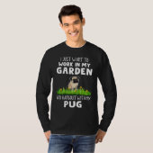 Work In My Garden and Hangout With My Pug  Dog T-shirt (Voorkant volledig)