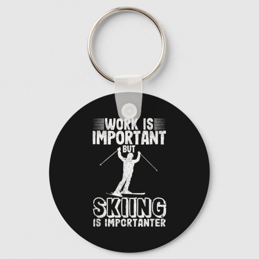 Work Is Important But Skiing Is Importanter Funny Sleutelhanger (Voorkant)