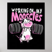 Working On My Mooscles Funny Gym Cow Weightlifting Poster (Voorkant)