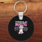 Working On My Mooscles Funny Gym Cow Weightlifting Sleutelhanger (Voorkant)