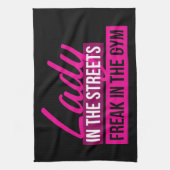 Workout Humor - Dame in straten, Freak in Gym Theedoek (Verticaal)