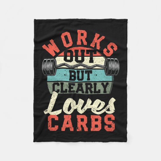 Works Out But Clearly Loves Carbs Funny Low Carb G Fleece Deken (Voorkant)