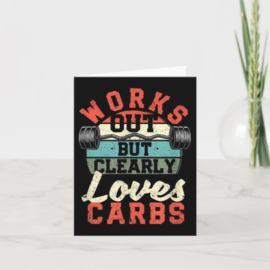 Works Out But Clearly Loves Carbs Funny Low Carb G Kaart (Voorkant)