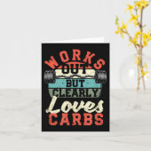 Works Out But Clearly Loves Carbs Funny Low Carb G Kaart (Gele Bloem)