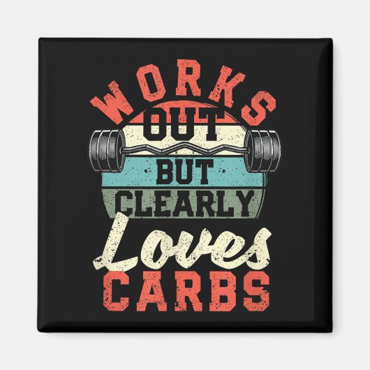 Works Out But Clearly Loves Carbs Funny Low Carb G Magneet (Voorkant)