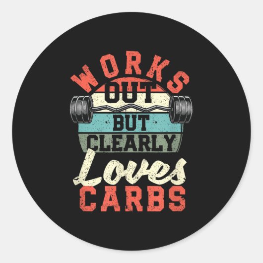 Works Out But Clearly Loves Carbs Funny Low Carb G Ronde Sticker (Voorkant)