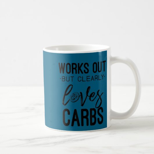 Works Out But Clearly Loves Carbs Funny Workout Mo Koffiemok (Rechts)