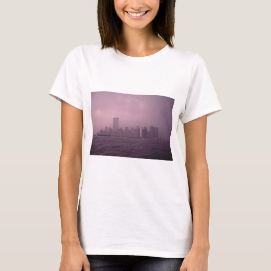 World Trade Center en Manhattan Skyline in Fog. T-shirt (Voorkant)