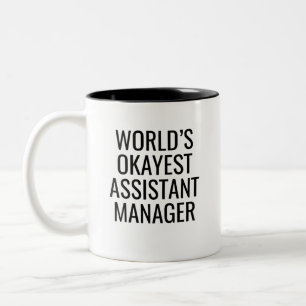 World's Okayest Assistant Manager Tweekleurige Koffiemok