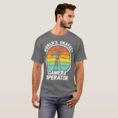 Worlds Okayest Camera Operator Grappige Retro T-shirt (Voorkant volledig)