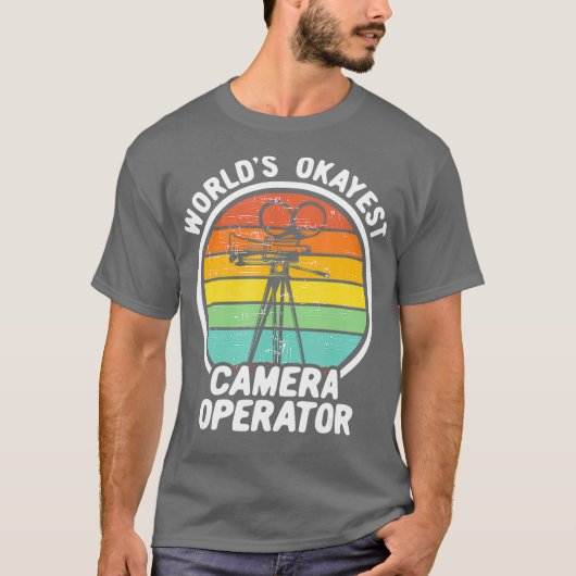 Worlds Okayest Camera Operator Grappige Retro T-shirt (Voorkant)