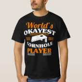 Worlds Okayest Cornhole speler Cornhole T-shirt (Voorkant)