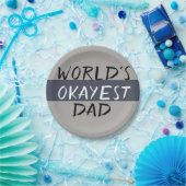 World's Okayest Dad Funny Papieren Bordje (Feest)