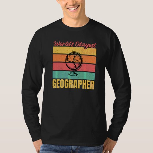 Worlds Okayest Geographer T-shirt (Voorkant)