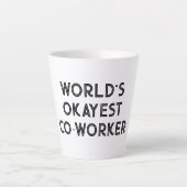 Worlds Okayest Medewerker Grappige quote Latte mok (Voorkant)
