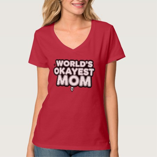 World's Okayest Mom Funny Sarcastic T-Shirt (Voorkant)