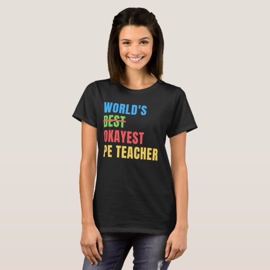 World's Okayest PE Teacher Funny Appreciation T-shirt (Voorkant volledig)