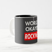 Worlds okayest Rockwell Tweekleurige Koffiemok (Voorkant links)