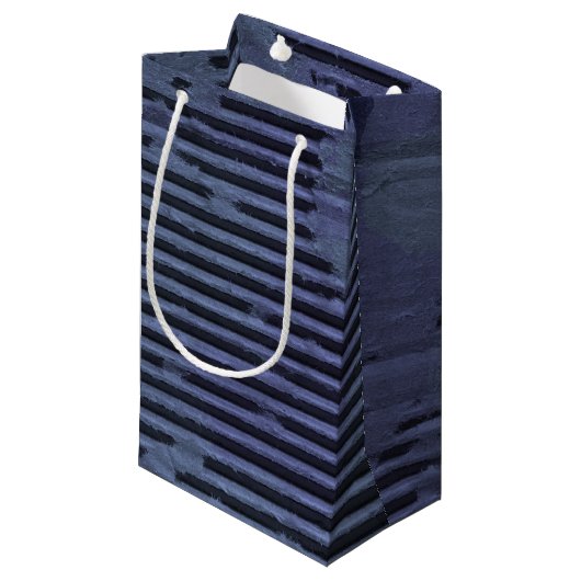 Worn Blue Cardboard Klein Cadeauzakje (Voorkant Gekanteld)