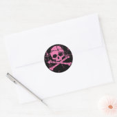 Worn Pink Skull en Crossbones Ronde Sticker (Envelop)