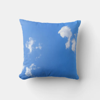 Worpenfoto van blauwe lucht en wolken op kussenslo kussen