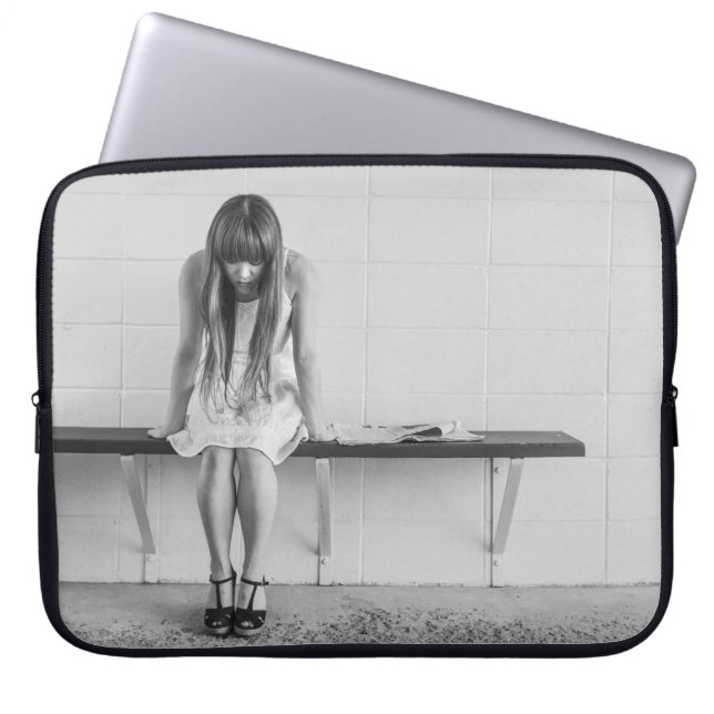 Worried Girl Laptop Sleeve (Voorkant)