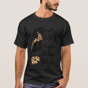 Worstelen De Kunst Van Het Vouwen Van Kleren Met M T-shirt