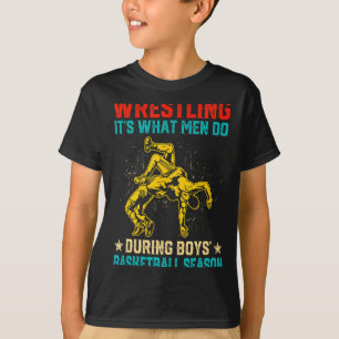 Worstelen is wat mannen doen tijdens jongensbasket t-shirt