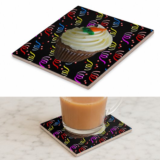 Wortelcake Cupcake met Confetti Tegeltje