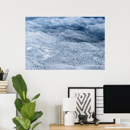 Woud in de winter onder diepe sneeuw poster