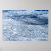 Woud in de winter onder diepe sneeuw poster (Voorkant)