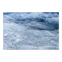 Woud in de winter onder diepe sneeuw