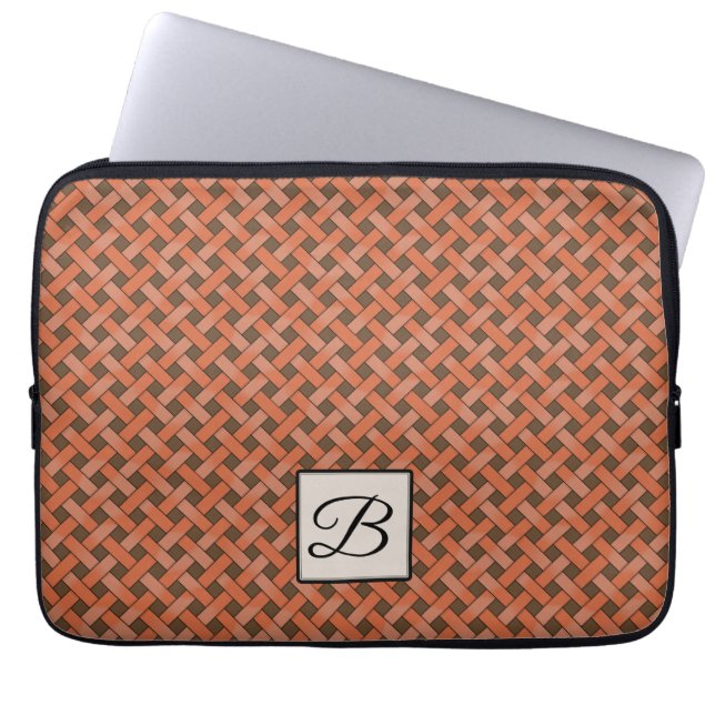 Woven Oranje Rattan op Custom Brown met Monogram Laptop Sleeve (Voorkant)