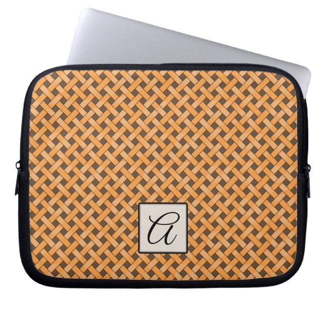Woven Yellow Rattan op Custom Brown met monogram Laptop Sleeve (Voorkant)