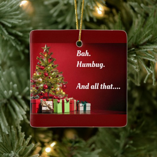 "Wow. Humbug. And all that.." tree with presents. Keramisch Ornament (Boom)