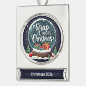 Wrap It Up Het is Kerstmis Sneeuw Wereldbol Ontwer Verzilverd Banner Ornament (Links)