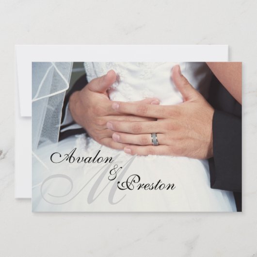 "Wrapped in Love" Monogram Wedding Uitnodiging (Voorkant)