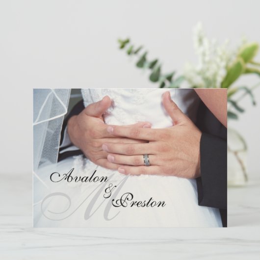 "Wrapped in Love" Monogram Wedding Uitnodiging (Staand voorkant)