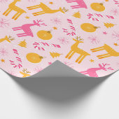 wrapping paper with pink Christmas reindeer. Cadeaupapier (Hoek)