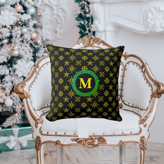 Wreater Monogram Geel Snowflakes in zwart Kussen (Wreath Monogram Yellow Snowflakes in Black Throw Pillow)